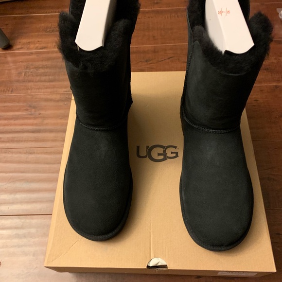 UGG Bailey Genuine Shearling Lined Boot - Picture 3 of 8